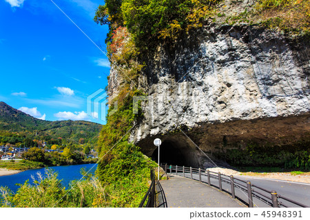 Autumn leaves of the blue door gate [Nakotsu Honshoge Kei, Oita Prefecture] 45948391