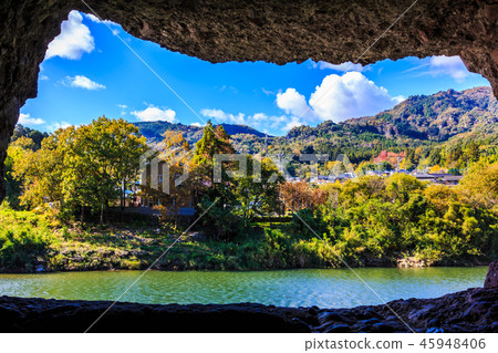 Autumn leaves of the blue door gate [Nakotsu Honshoge Kei, Oita Prefecture] 45948406