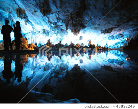 The limestone cave in Guilin The limestone cave in Guilin 45952249