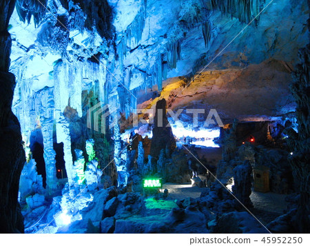 桂林的石灰岩洞穴 桂林的石灰岩洞穴 45952250