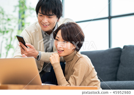 Young couple (PC-smartphone) 45952980