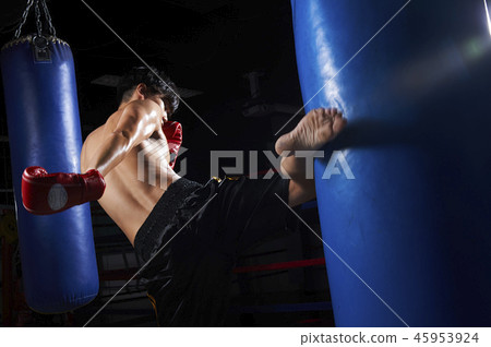踢拳擊男子 踢拳擊男子 45953924