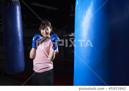 拳擊踢拳擊女人 拳擊踢拳擊女人 45953942