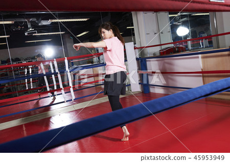 Boxing kick boxing woman 45953949