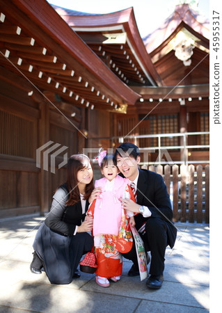 Shichigosan（家庭活動神社和佛教寺廟彩色副本空間和服和服千歲糖果紀念照育兒） 45955317