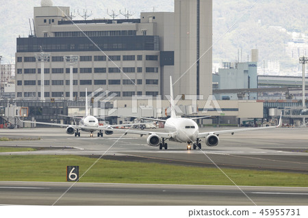 大阪國際機場航站樓和客機在滑行 45955731