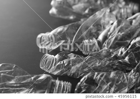 在黑背景裡面的被擊碎的塑料瓶 45956115