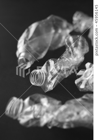 在黑背景裡面的被擊碎的塑料瓶 45956145