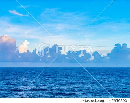 從遊輪上看到的太平洋清澈湛藍的波浪。 從遊輪上看到的太平洋清澈湛藍的波浪。 45956800