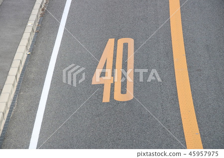 道路標記（調節標記）“最大速度”和黃色中心線。 45957975