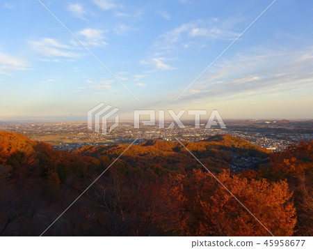 從山的日落美景。 45958677