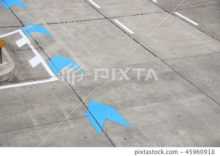 路面上顯示藍色箭頭羽毛標記“自行車導航線”。 45960918