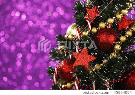 Decorated Christmas tree on glitter background 45964094