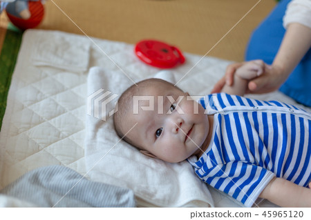 微笑的新生嬰兒和母親 微笑的新生嬰兒和母親 45965120