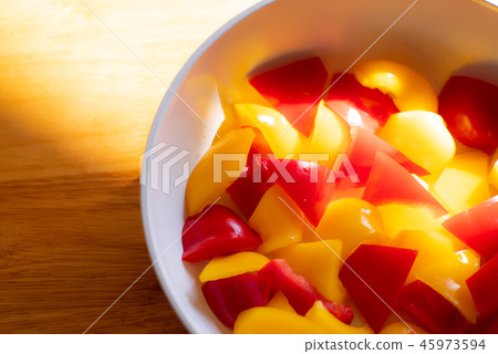 在franpan紅色和黃色d切辣椒 45973594