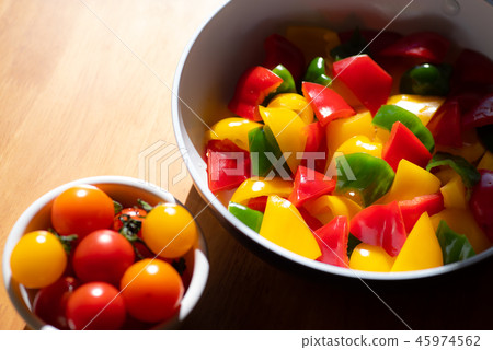 在一小碗迷你番茄b前面的甘藍切辣椒 45974562