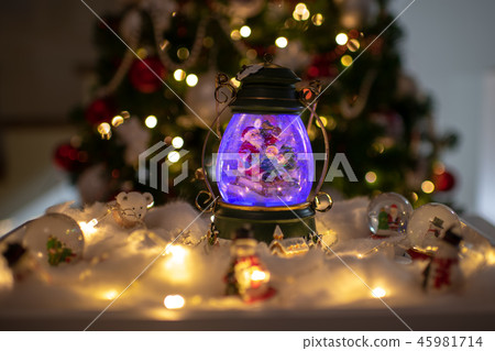 Christmas decoration, snow dome, globe with table decoration Christmas decoration, snow dome, globe with table decoration 45981714