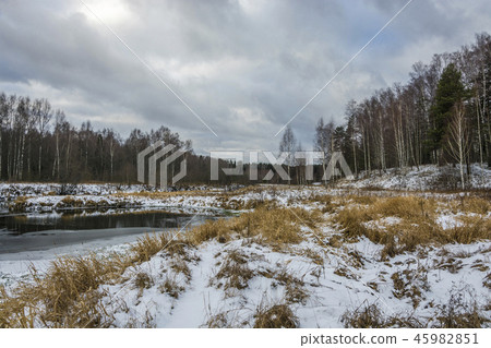 The first white snow fell on the yellow grass. 45982851