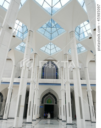 Inside the Blue Mosque in Malaysia (Sultan Salafdin Abdul Aziz Shah Mosque) 45985097