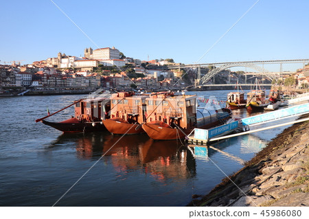 Don Luis I Bridge and ships 45986080