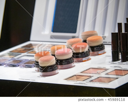 Professional makeup brushes and tools 45989118