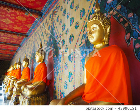 The row of Buddha statues in Wat Arun Bangkok. The row of Buddha statues in Wat Arun Bangkok. 45990151