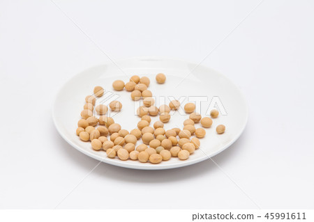 Round dish with soybeans isolated 45991611
