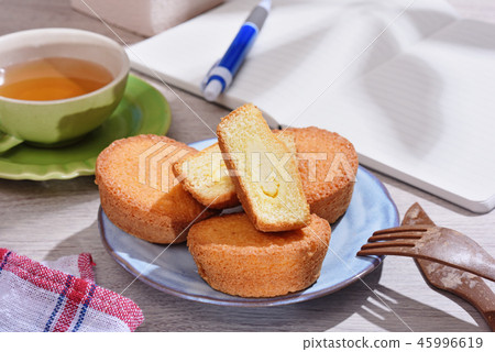 Custard cake     45996619