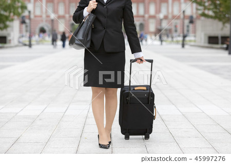 拿著carryback的衣服的婦女,不用面孔 拿著carryback的衣服的婦女,不用面孔 45997276