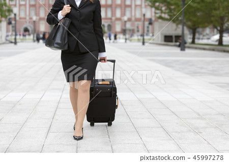 拿著carryback的衣服的婦女,不用面孔 拿著carryback的衣服的婦女,不用面孔 45997278