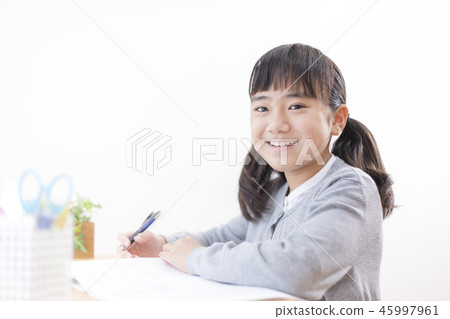 學習小學學生的女孩 學習小學學生的女孩 45997961