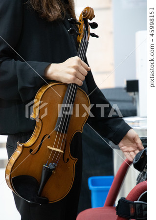Preparing to play violin 45998151