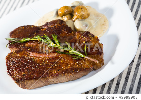Grilled veal loin with mushroom sauce 45999905