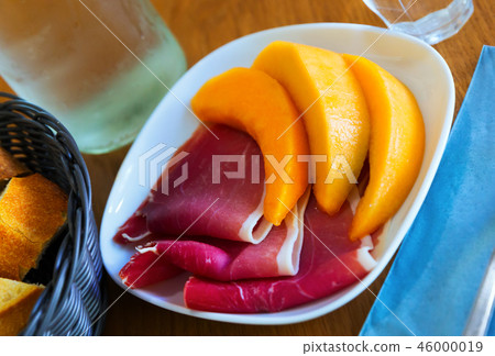 Fresh melon with slices of jamon 46000019