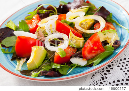 Image of salad with arugula, tomato and avocado 46000257