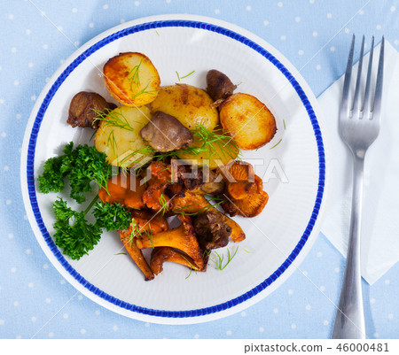 Fried chanterelles with potatoes Fried chanterelles with potatoes 46000481
