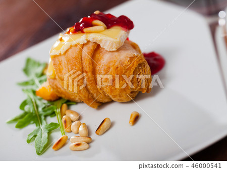 Camembert on mini croissant with jam, pine nuts Camembert on mini croissant with jam, pine nuts 46000541
