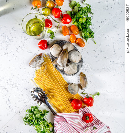 Ingredients for cooking Spaghetti with seafood. Shells musselsa, clams, vongole, tomatoes and white 46000927