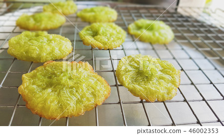 deep fried rice flour pandan flavor 46002353