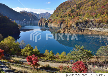 Gunma Prefecture Agatsuma-gun Nakanojo-cho Okushiman Lake and autumn leaves 46003957