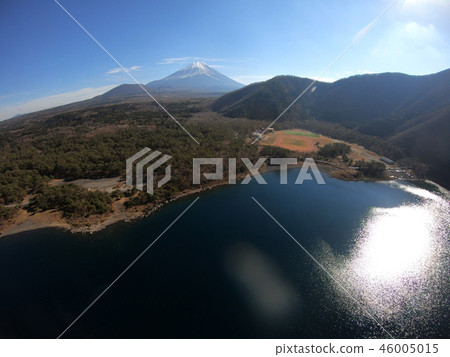 本栖湖和富士山 46005015