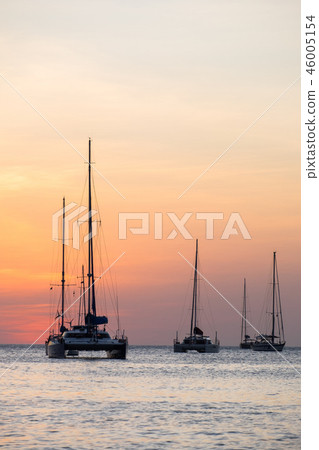 Boat sunset 46005154