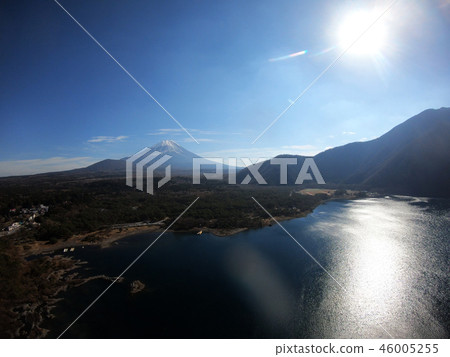 本栖湖和富士山 46005255