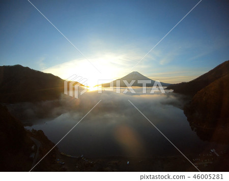 Sunrise on Lake Shoji and Mt. Fuji Sunrise on Lake Shoji and Mt. Fuji 46005281