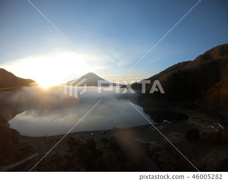 Shoji湖和富士山的日出 46005282