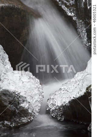 Visit in the cold-1. In the winter, icicles in the valley. Visit in the cold-1. In the winter, icicles in the valley. 46005321