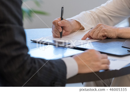 資深圖像資深婦女簽署的文書工作 46005335