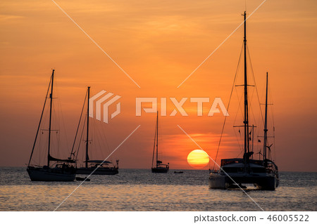 Boat sunset Boat sunset 46005522