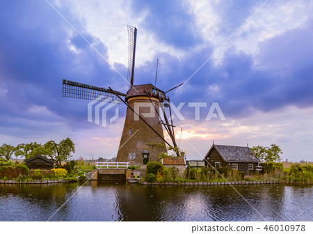 Windmills in Kinderdijk - Netherlands Windmills in Kinderdijk - Netherlands 46010978
