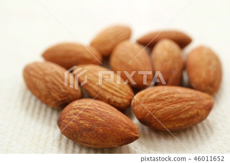 杏仁堅果白色背景 46011652